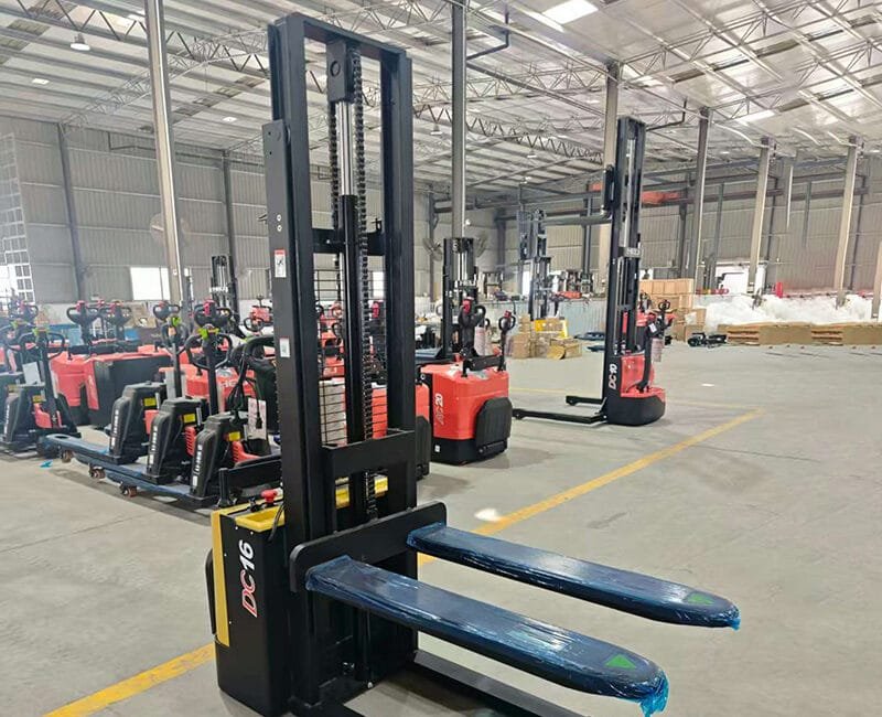 electric-stacker-warehouse